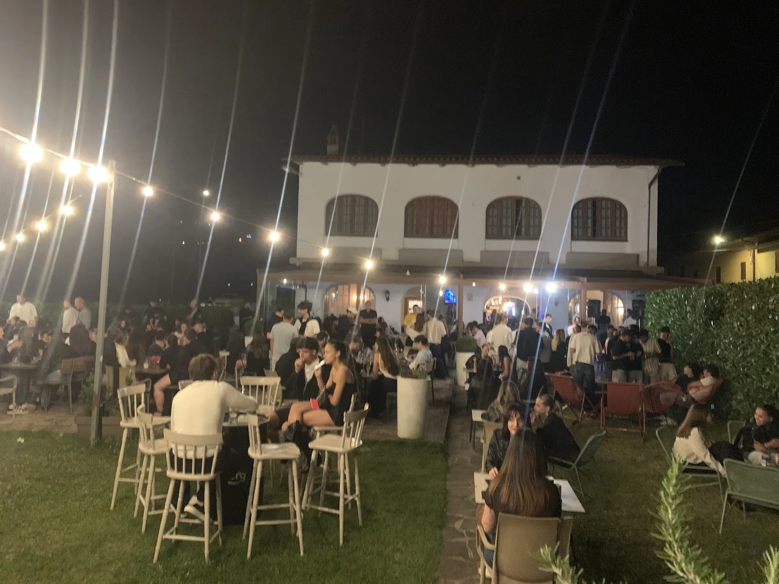 Il giardino sul prato del River Pub con i tavoli all'aperto