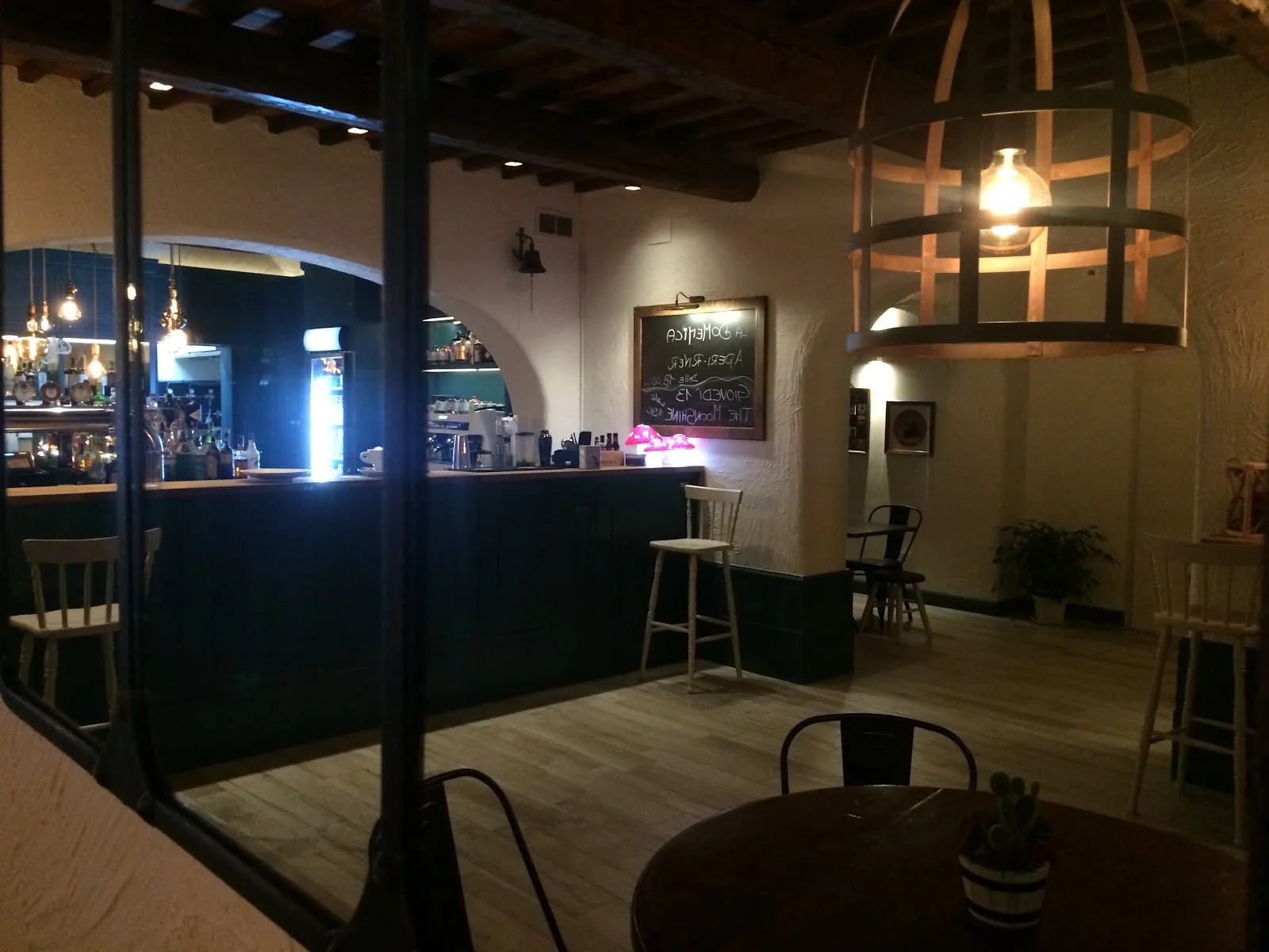 La sala interna del River Pub, con i tavoli e i giochi da bar